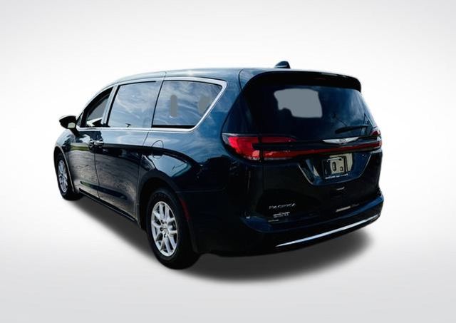 2023 Chrysler Pacifica Touring L photo 3