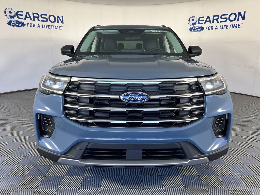 2025 Ford Explorer photo 2