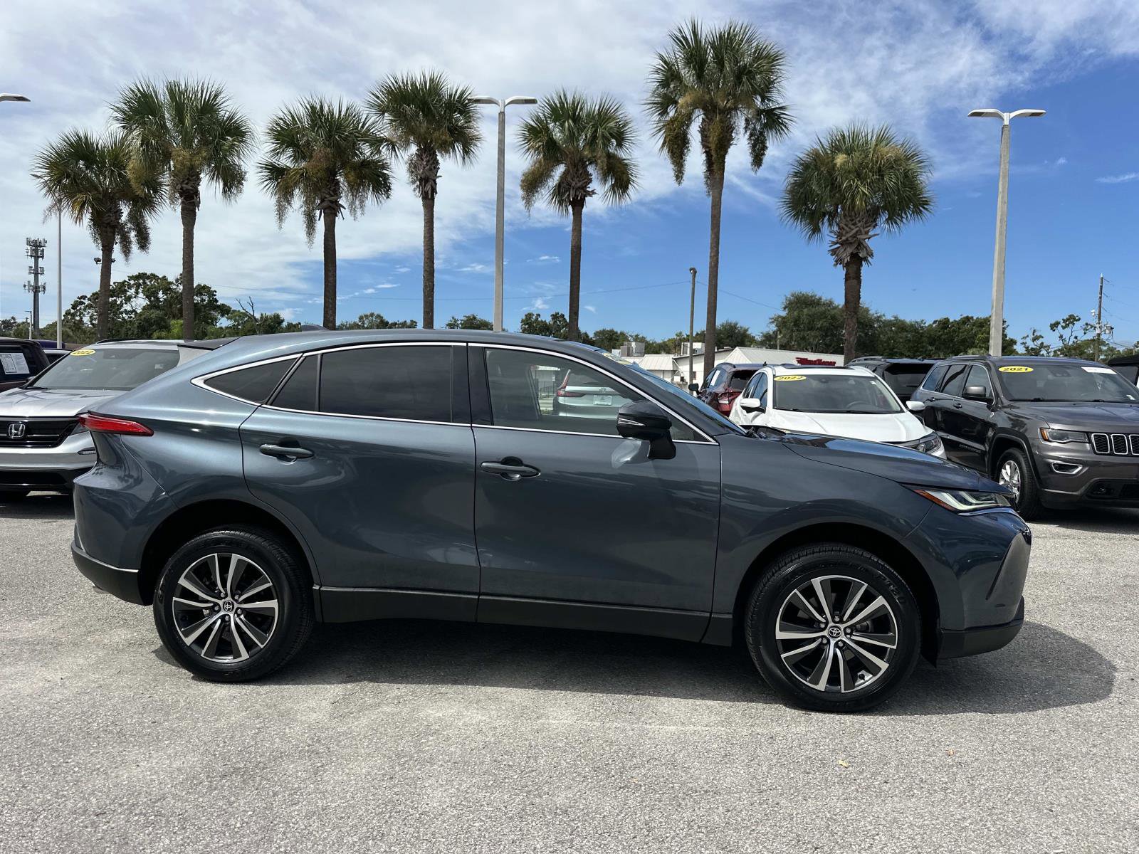 2023 Toyota Venza LE photo 2