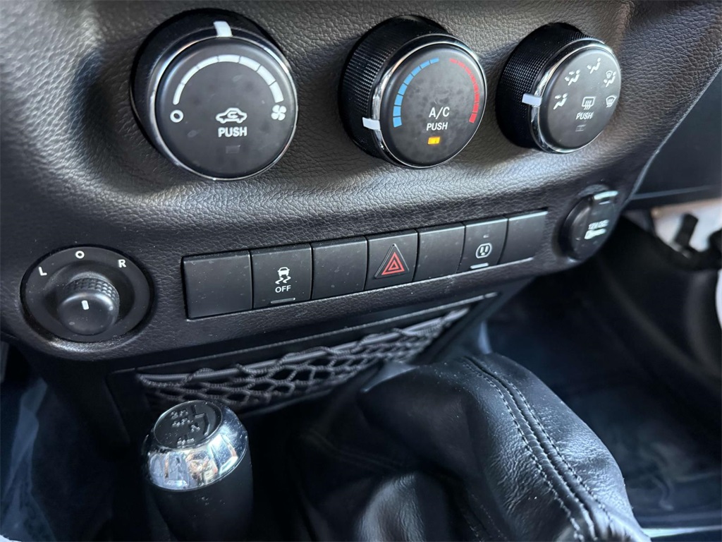 2017 Jeep Wrangler Unlimited Sahara photo 28