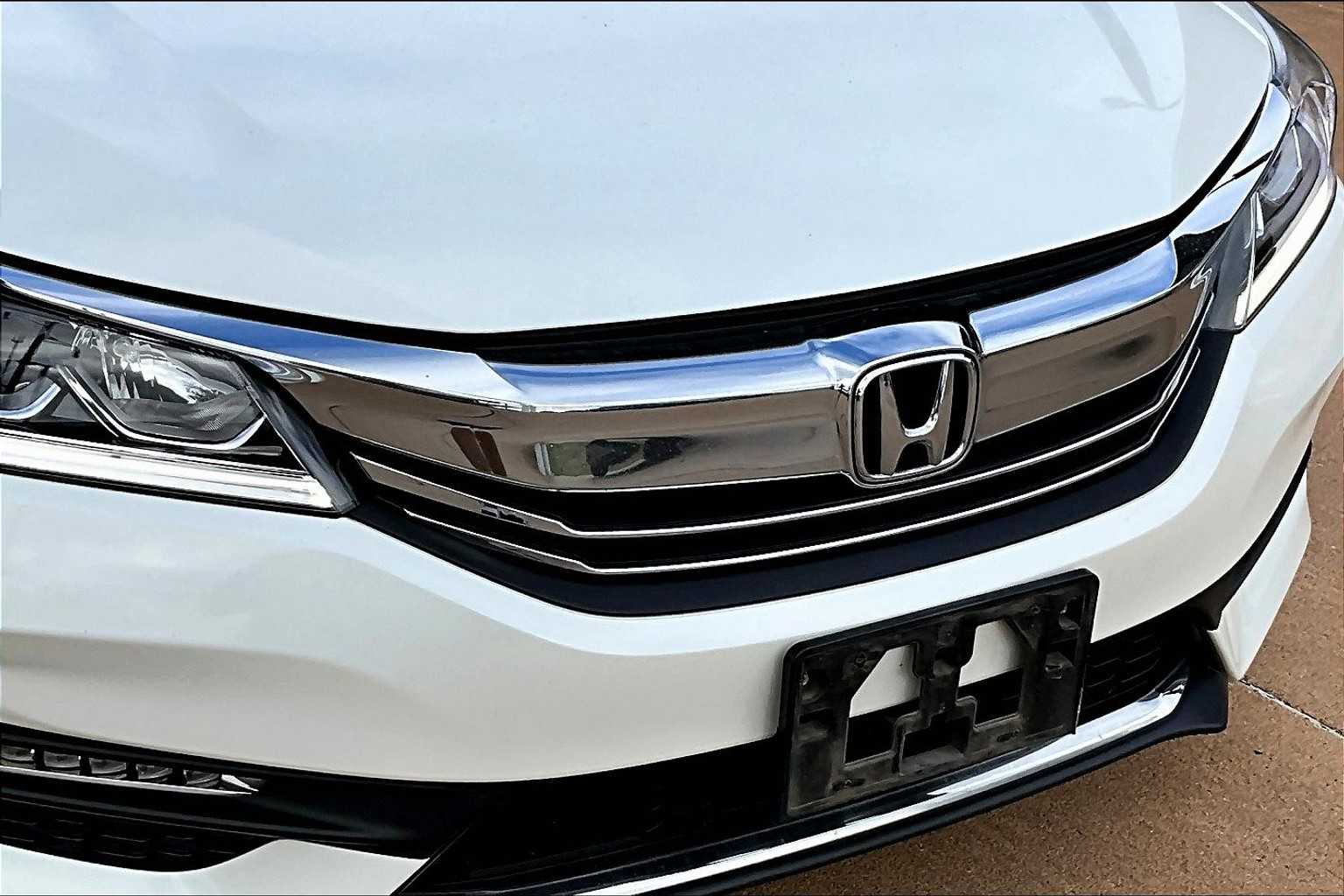2017 Honda Accord EX photo 25