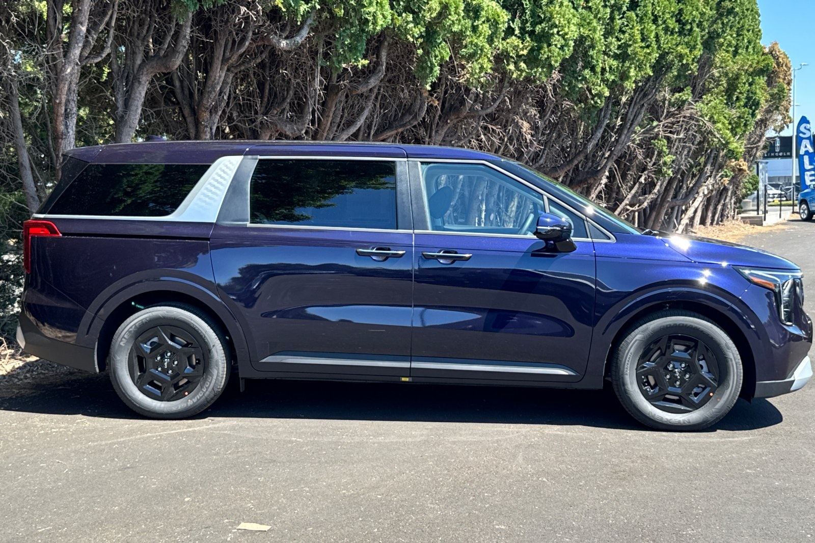 2026 Kia Carnival LX photo 2