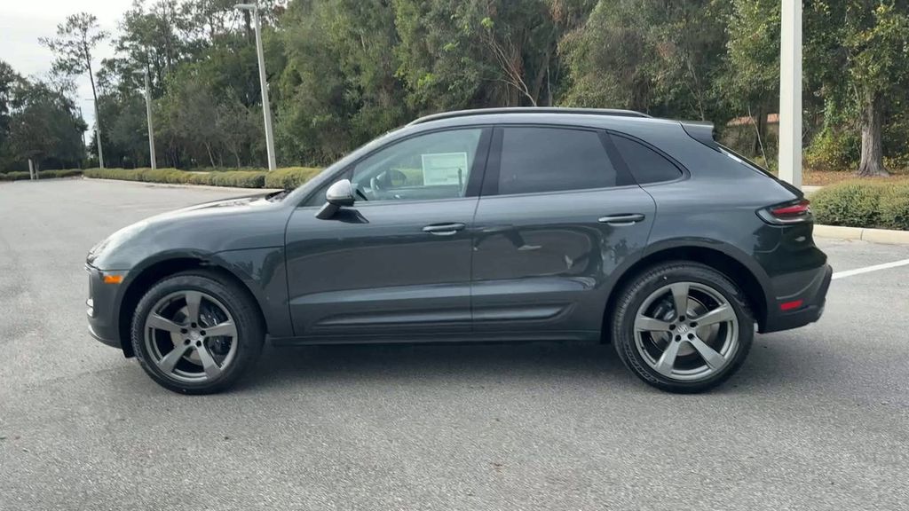 2025 Porsche Macan Base photo 2