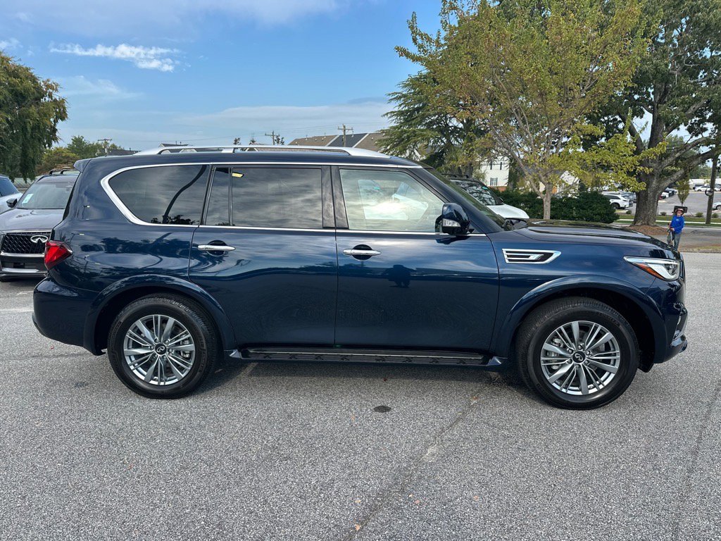 2022 Infiniti QX80 Luxe photo 2