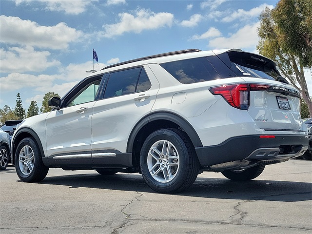 2025 Ford Explorer photo 2