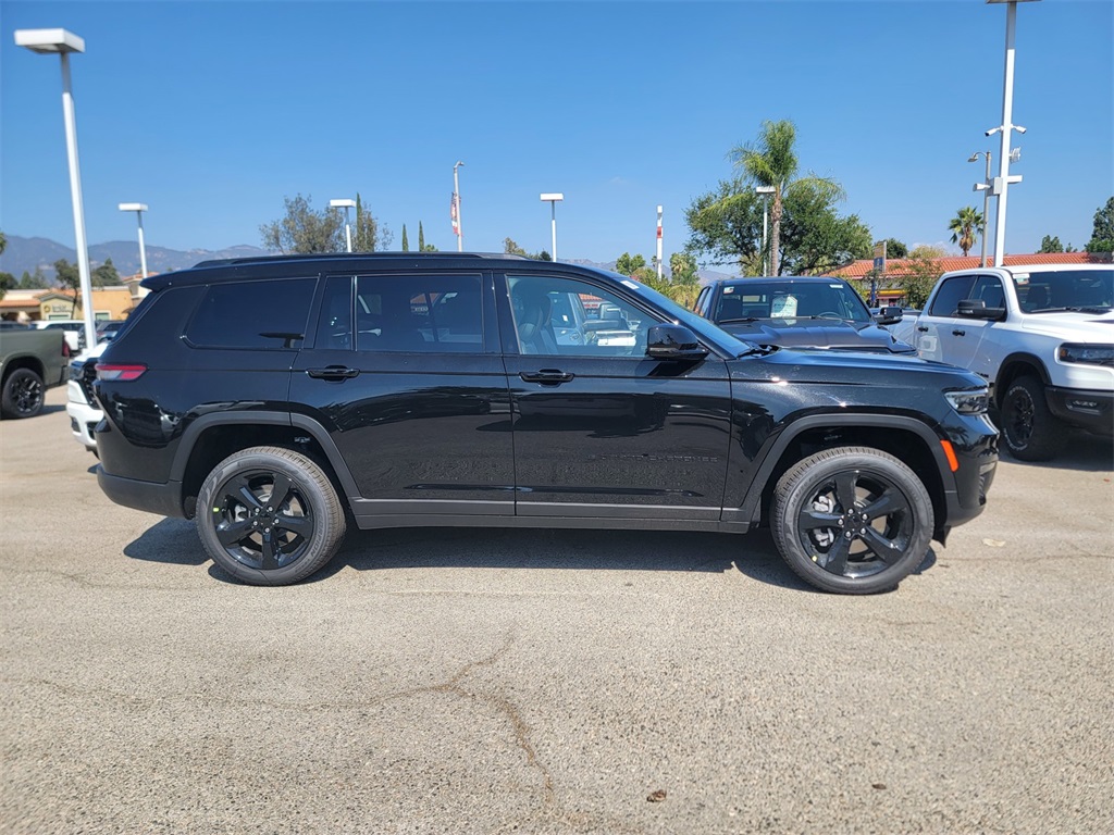 2025 Jeep Grand Cherokee Limited photo 3