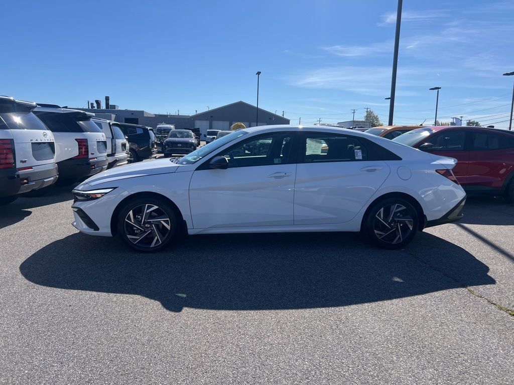2025 Hyundai Elantra SEL Sport photo 3