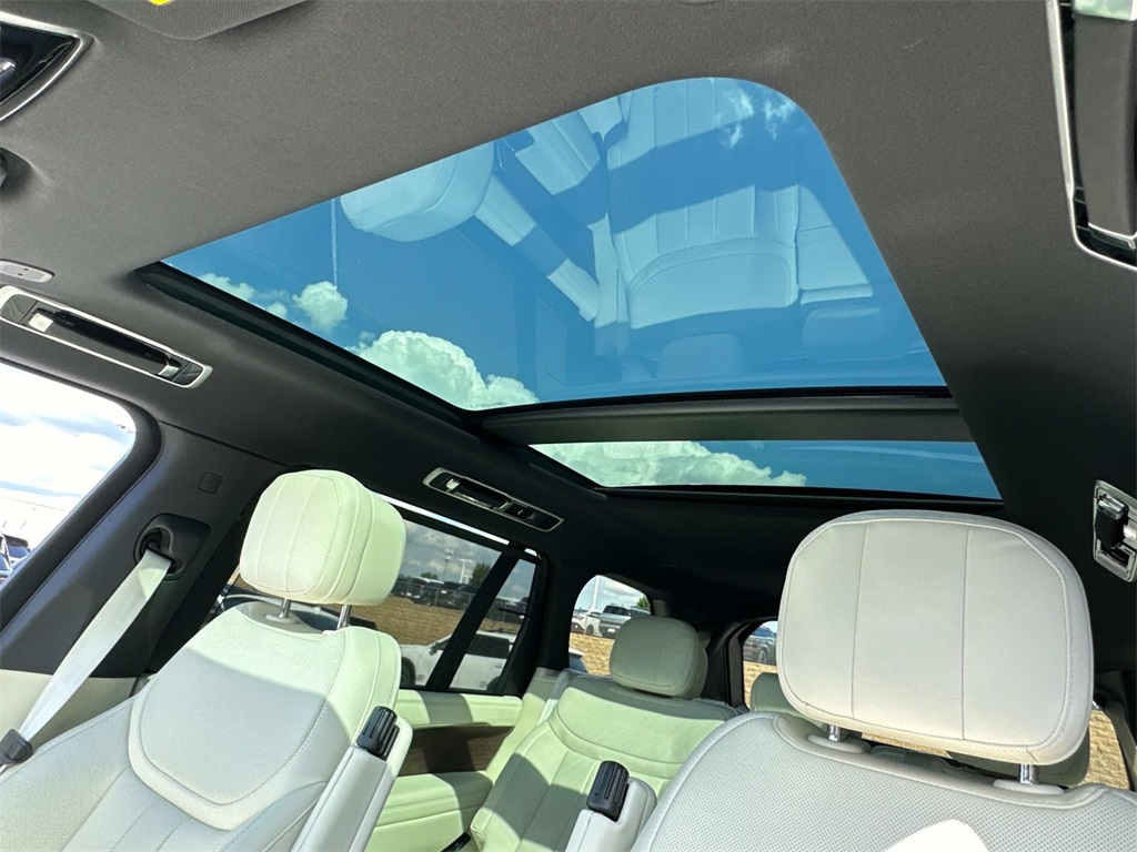 2025 Land Rover Range Rover SE photo 2