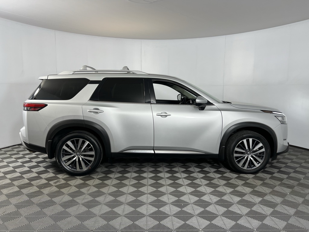 2022 Nissan Pathfinder Platinum photo 3