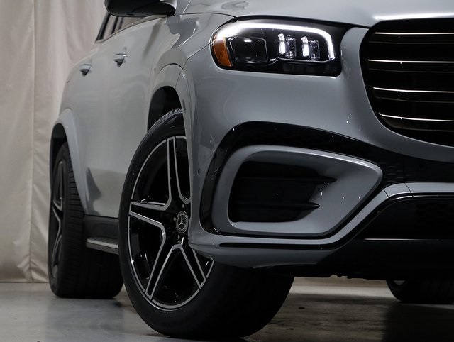 2026 Mercedes Benz GLS 450 4MATIC photo 4