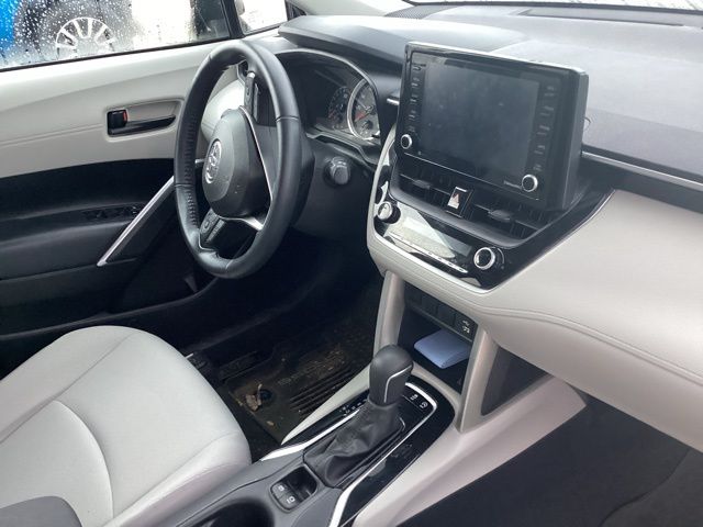 2022 Toyota Corolla Cross LE photo 22