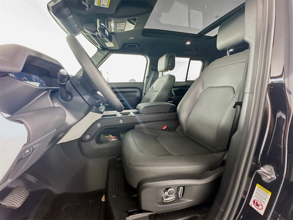 2025 Land Rover Defender 130 X-Dynamic SE photo 15