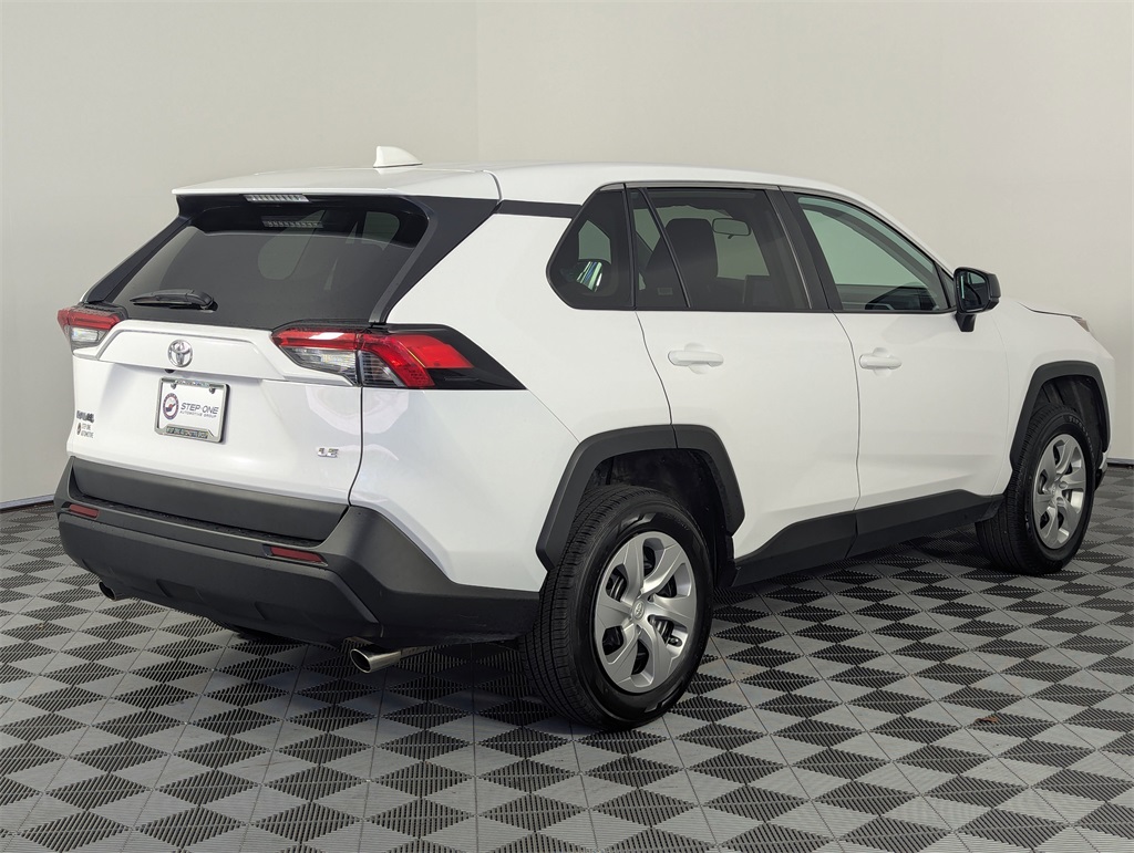 2023 Toyota RAV4 LE photo 2