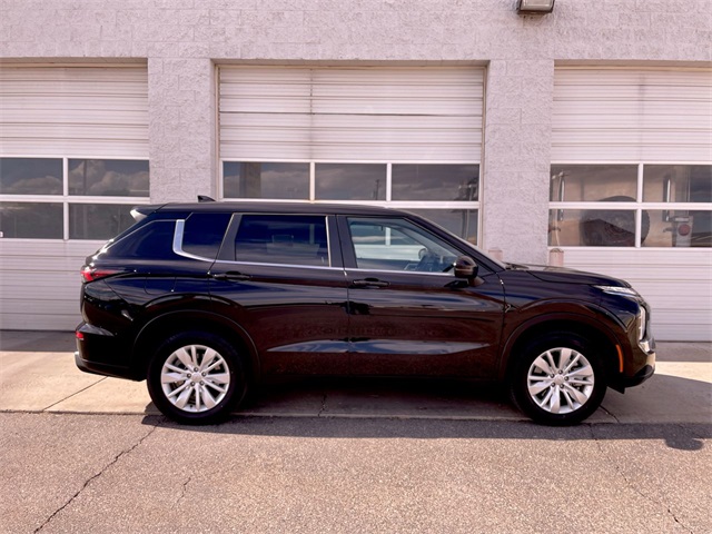 2025 Mitsubishi Outlander ES