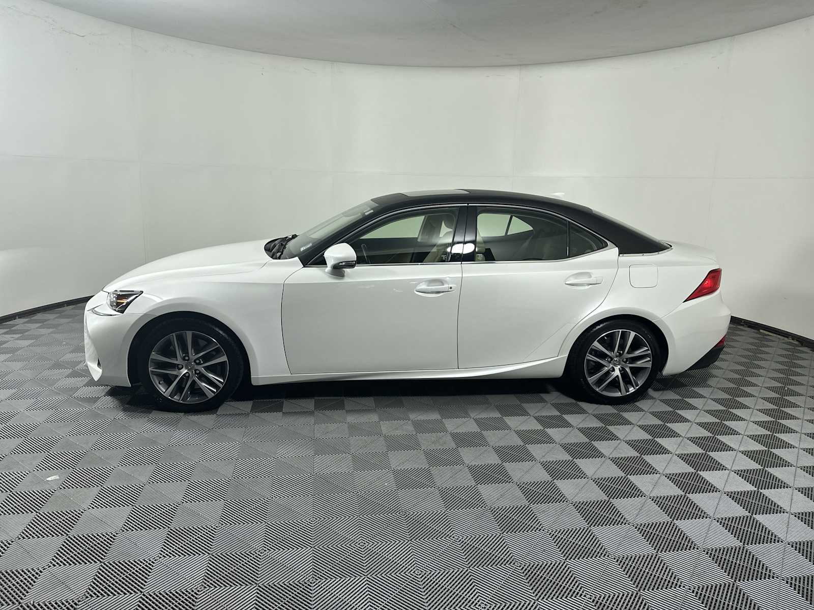 2020 Lexus IS 300 photo 4