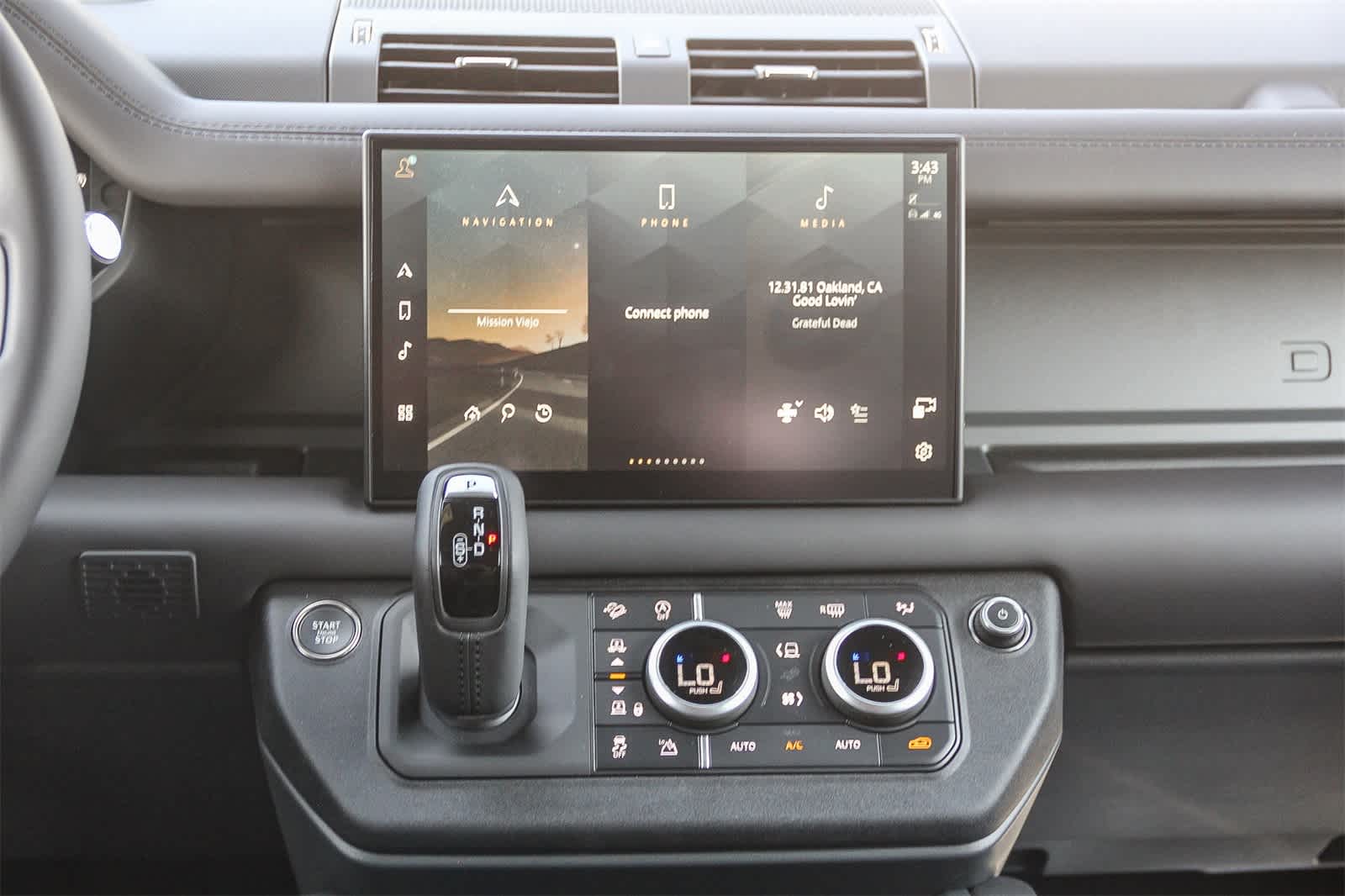 2025 Land Rover Defender 130 X-Dynamic SE photo 13
