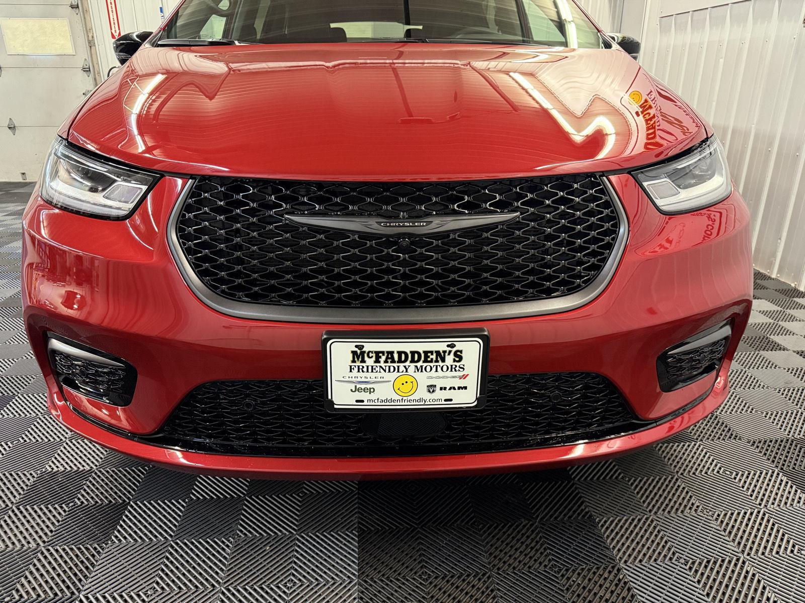 2026 Chrysler Pacifica photo 4