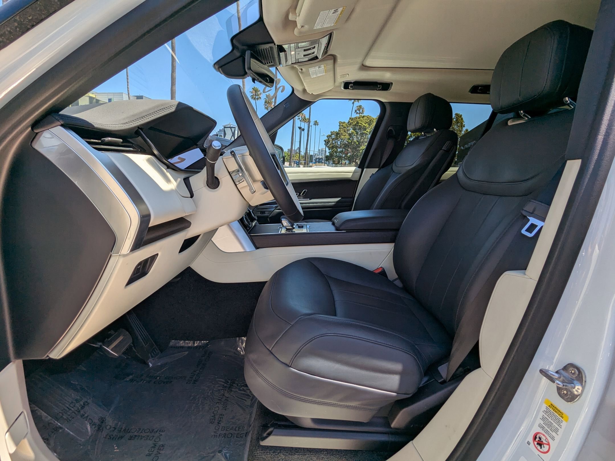 2023 Land Rover Range Rover SE photo 16