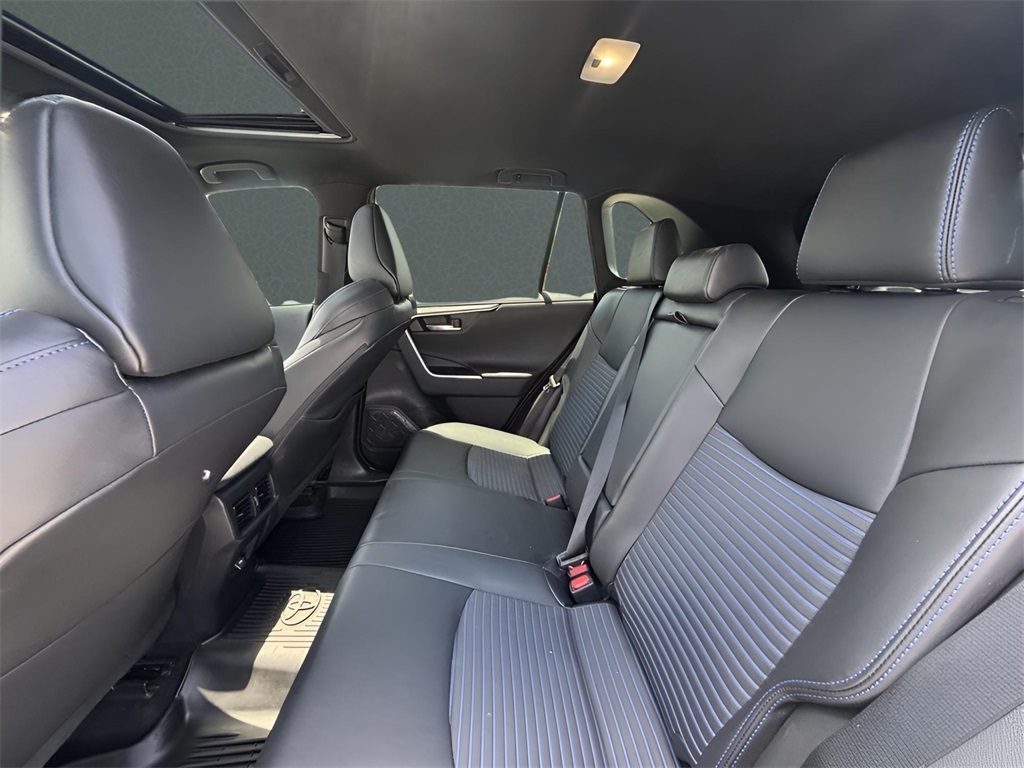 2022 Toyota RAV4 Hybrid XSE photo 13