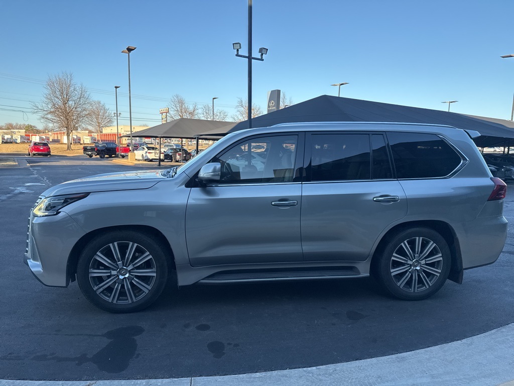 2016 Lexus LX 570's photo
