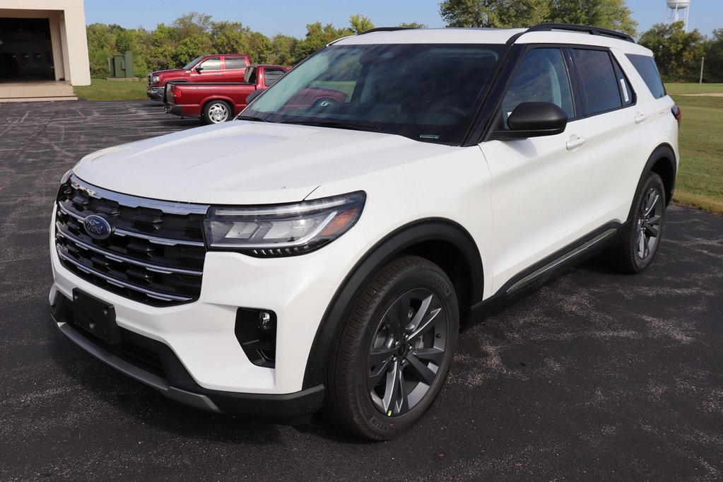 2025 Ford Explorer photo 2