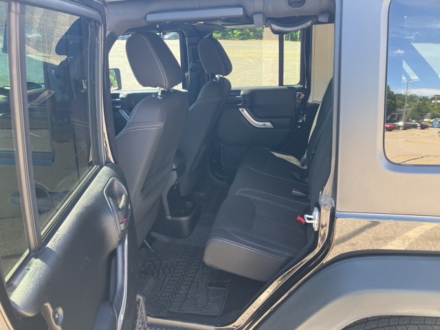 2015 Jeep Wrangler Unlimited Rubicon photo 15