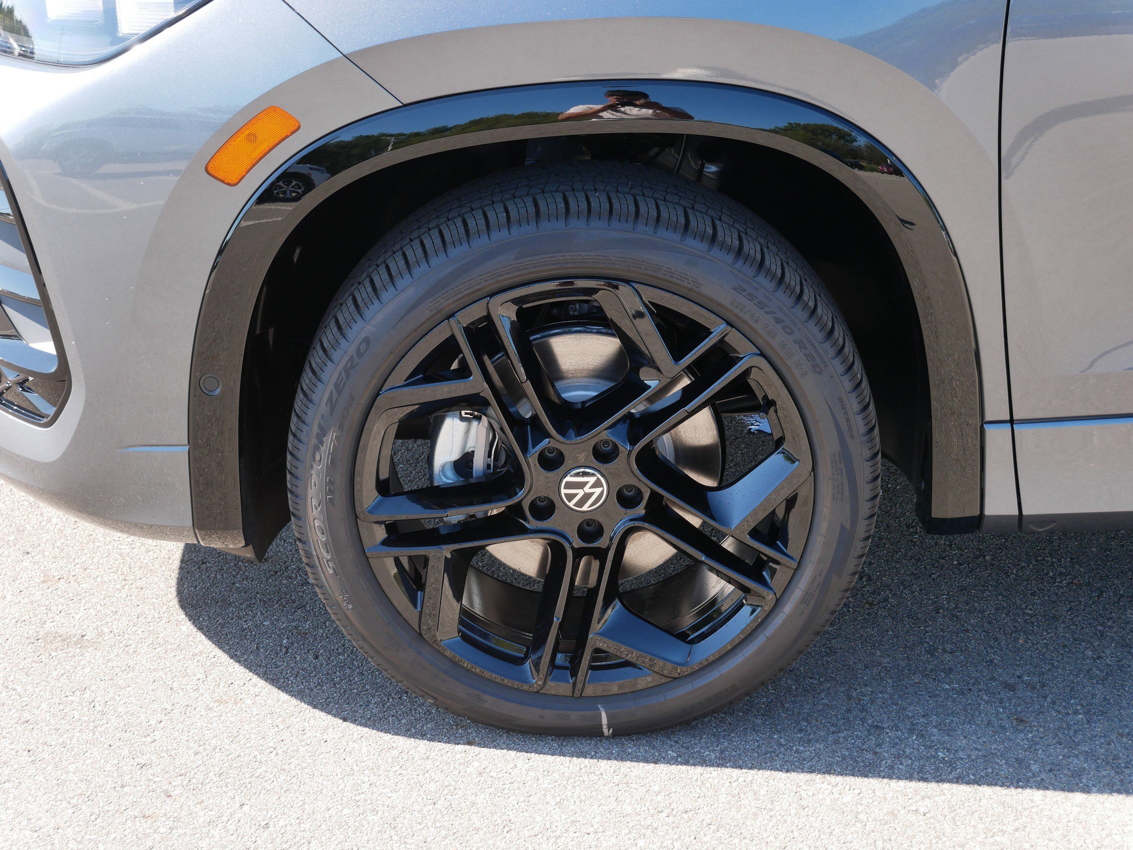 2025 Volkswagen Tiguan SE R-Line Black photo 4