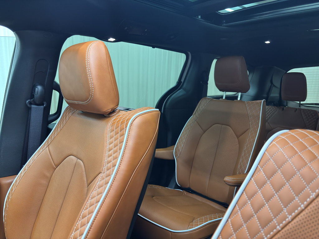 2026 Chrysler Pacifica Pinnacle photo 18