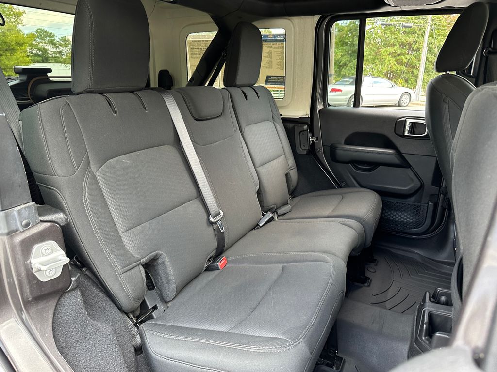2020 Jeep Wrangler Unlimited Sahara photo 19