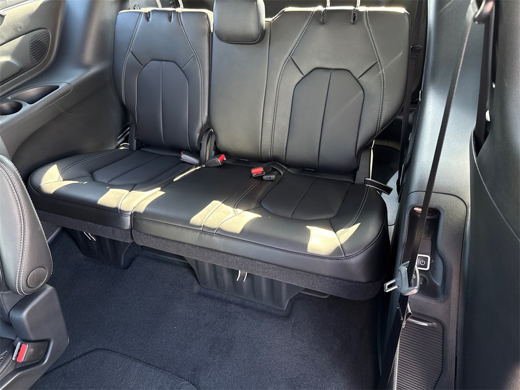 2025 Chrysler Pacifica photo 19