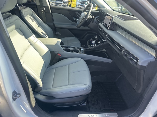2022 Lincoln Corsair Standard photo 19