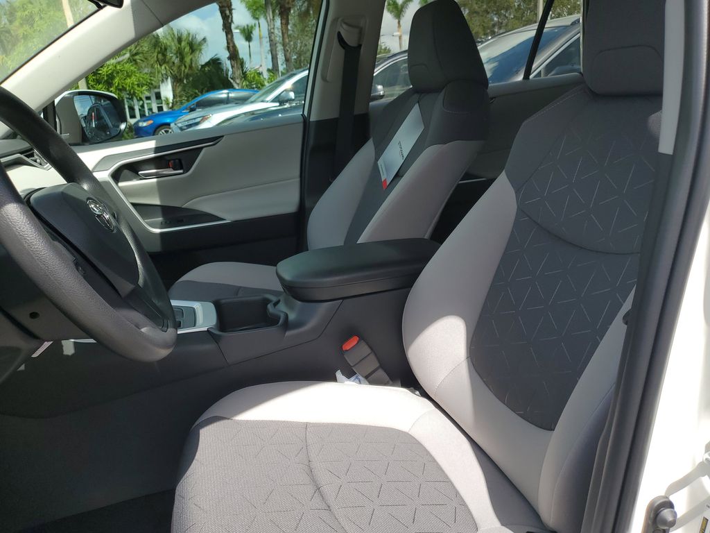 2025 Toyota RAV4 XLE photo 15