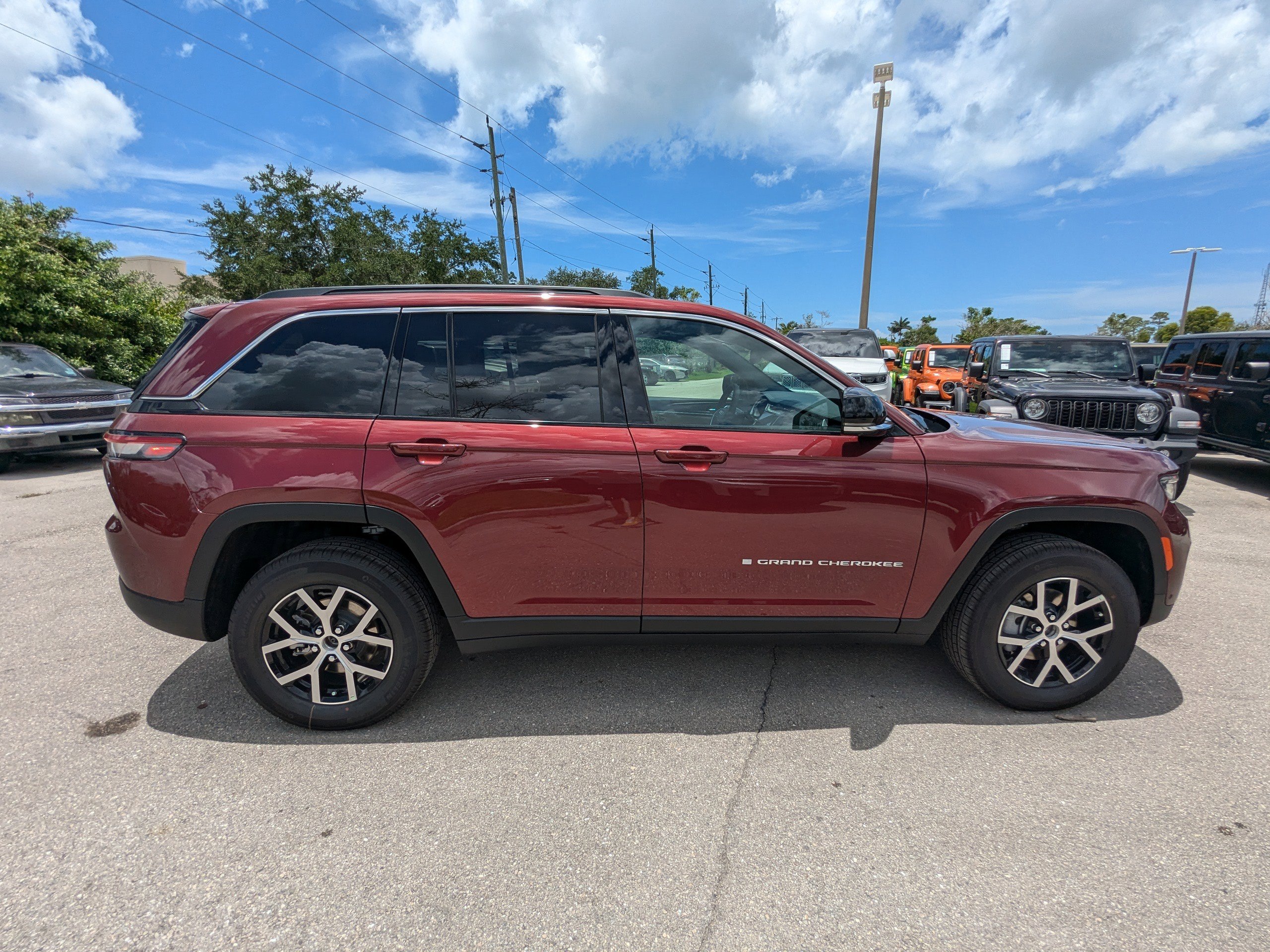 2025 Jeep Grand Cherokee Limited photo 2