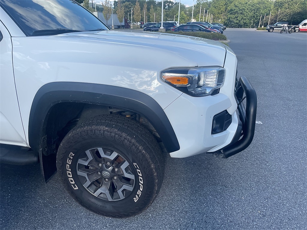 2019 Toyota Tacoma TRD Off-Road photo 2