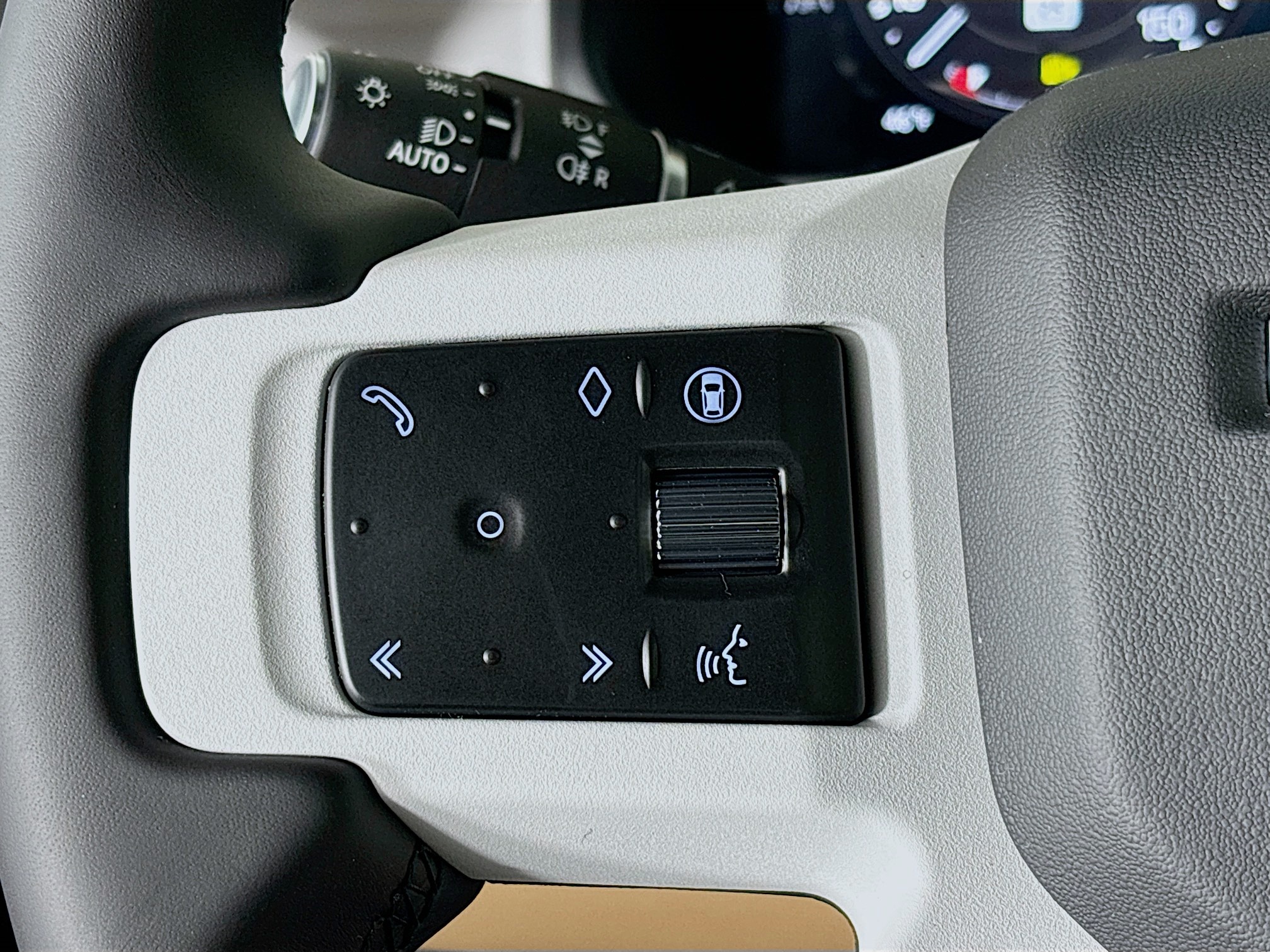 2025 Land Rover Defender 130 X-Dynamic SE photo 10