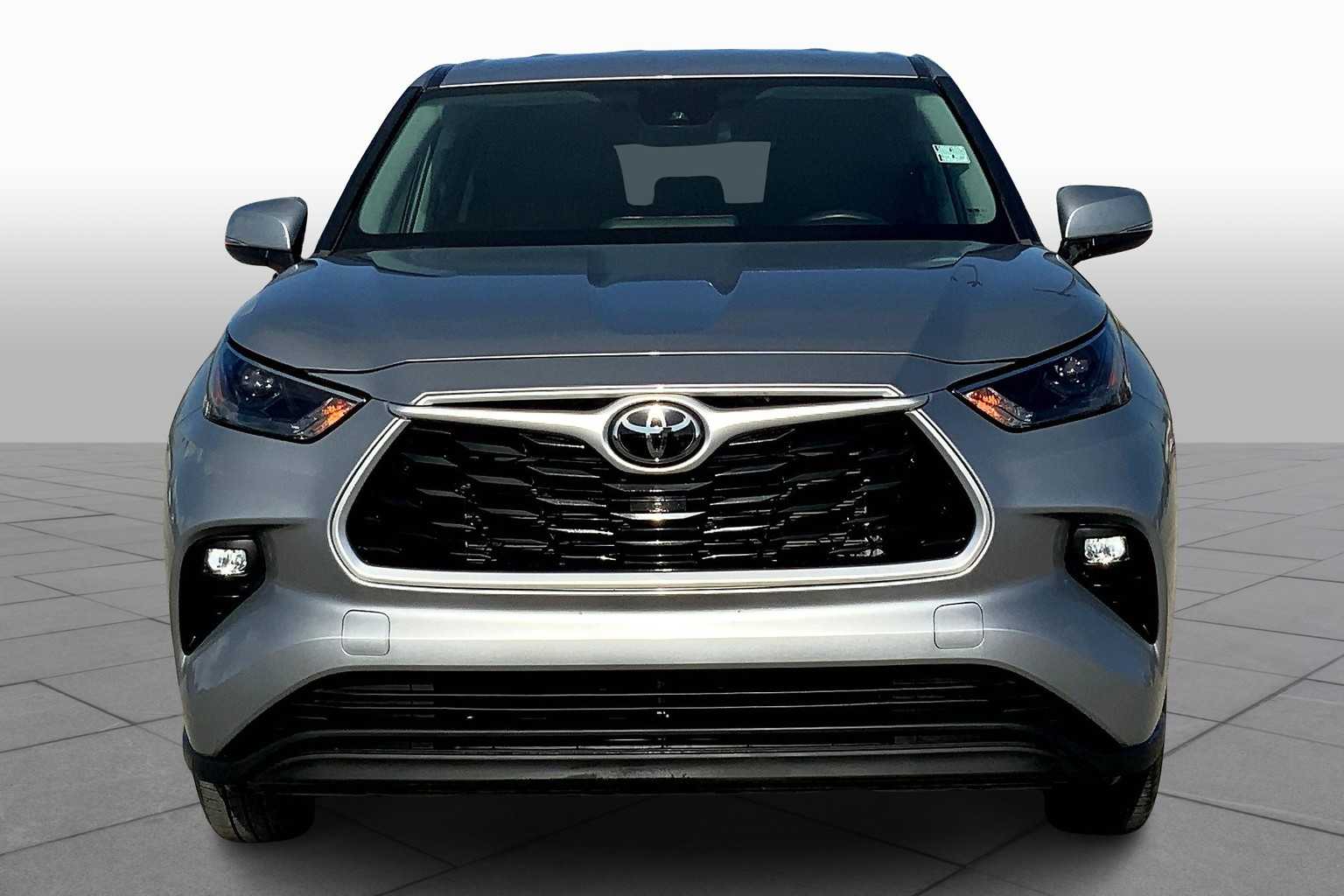 2024 Toyota Highlander LE photo 3