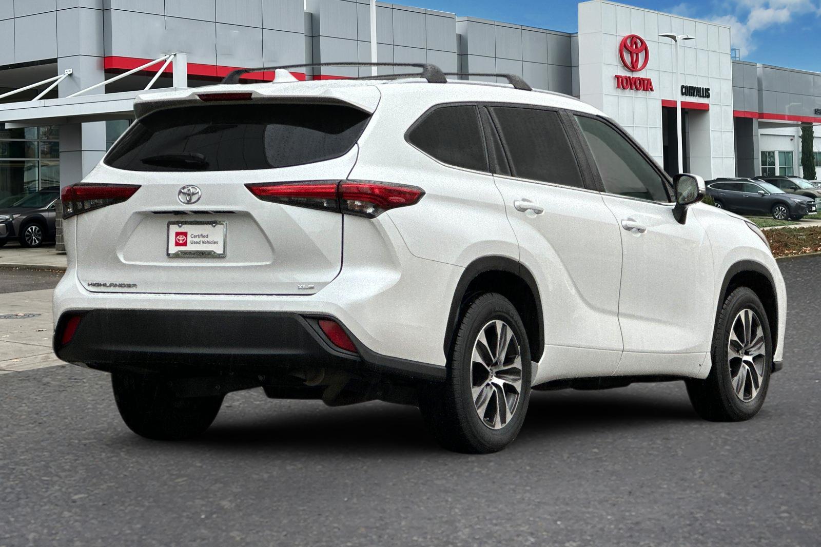 2023 Toyota Highlander XLE photo 2