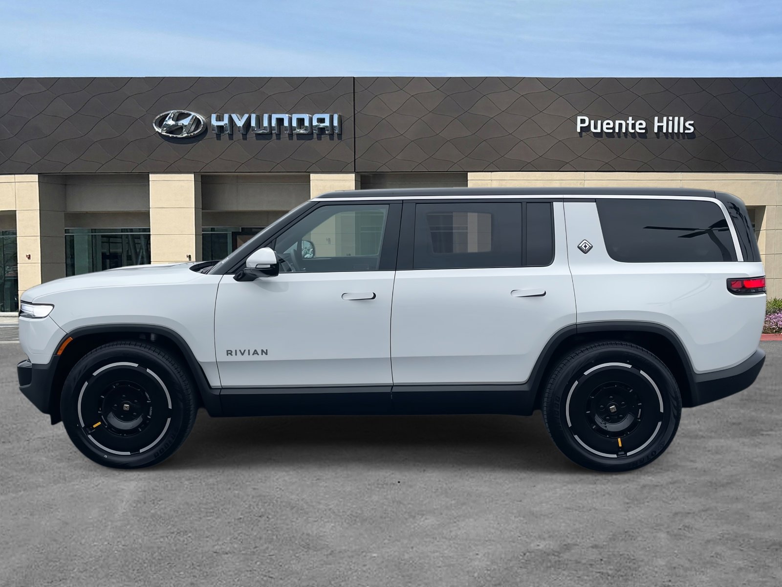 2025 Rivian R1S Adventure photo 3