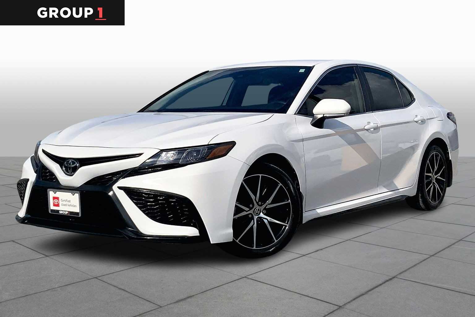 2023 Toyota Camry SE's photo