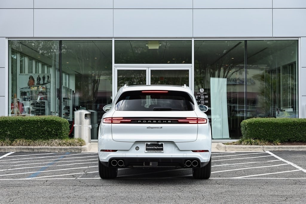 2025 Porsche Cayenne S E-Hybrid photo 6
