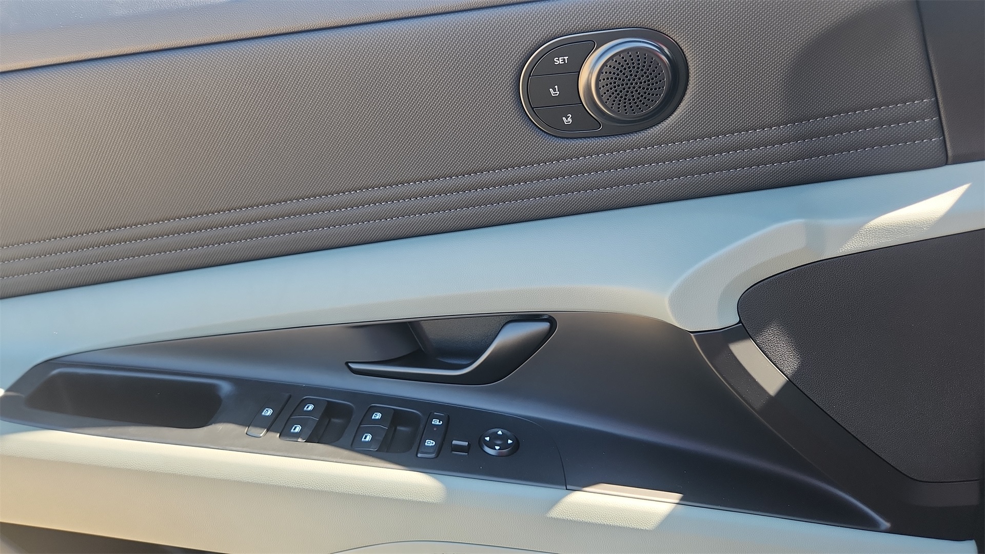 2025 Hyundai Elantra Hybrid Limited photo 22