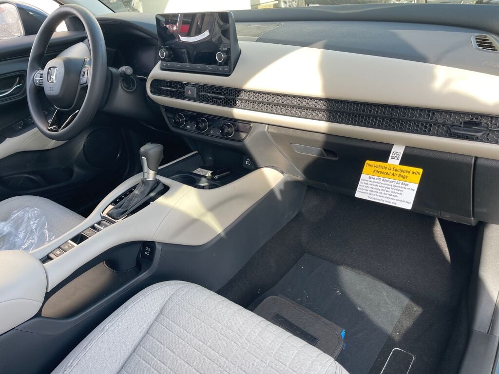 2026 Honda HR-V LX photo 14