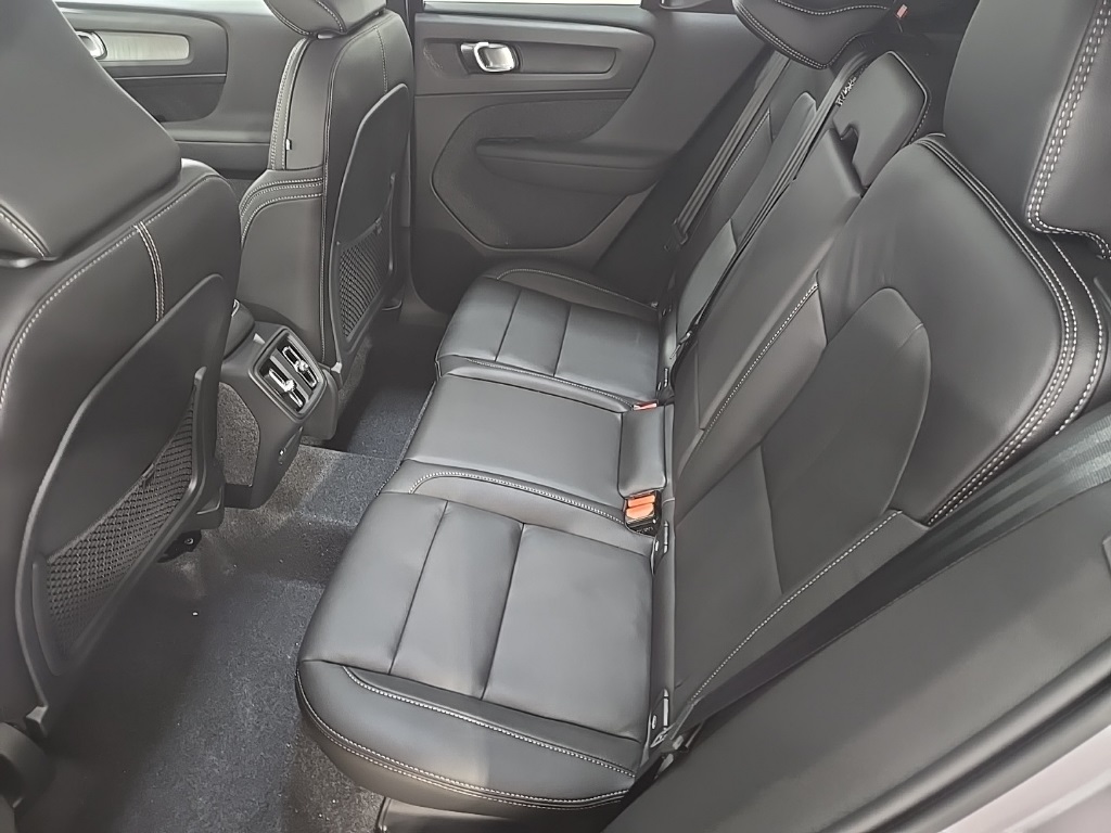 2026 Volvo XC40 Core photo 16