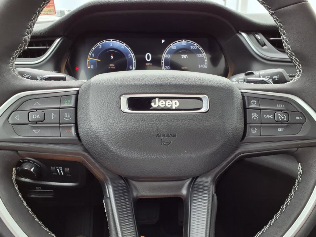2025 Jeep Grand Cherokee Altitude photo 12