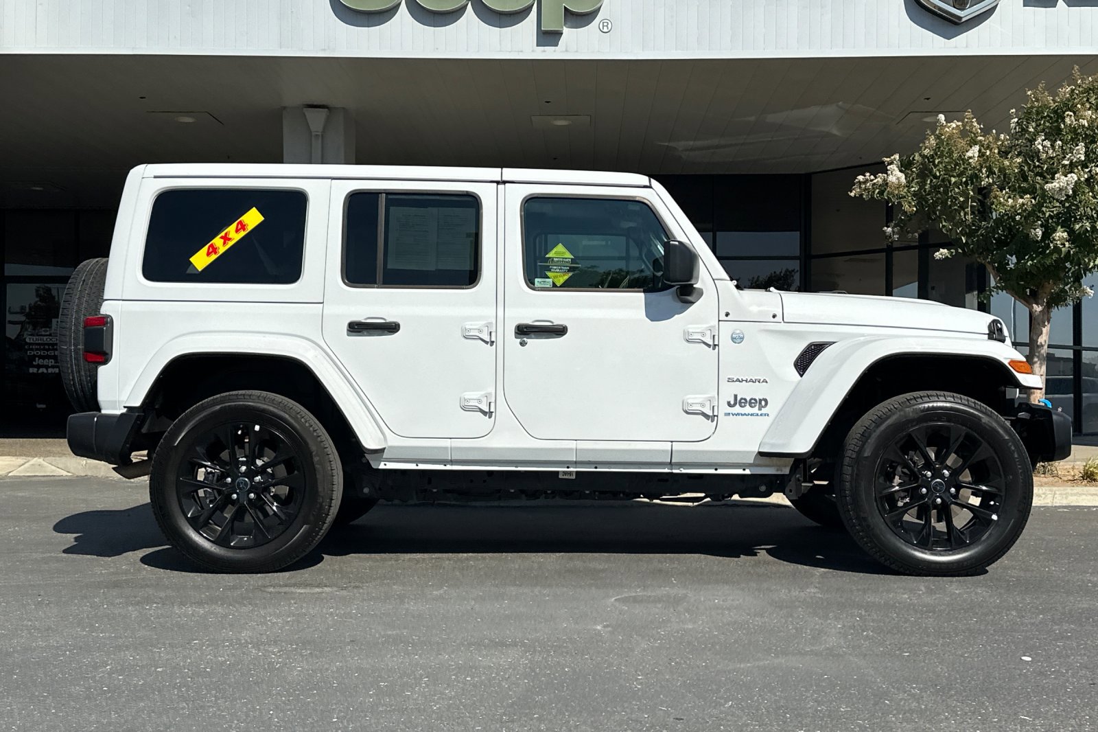 2024 Jeep Wrangler Sahara 4xe photo 3