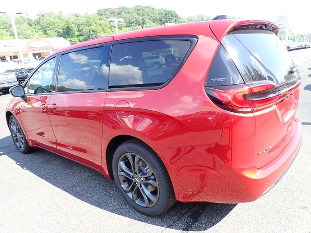 2026 Chrysler Pacifica photo 2