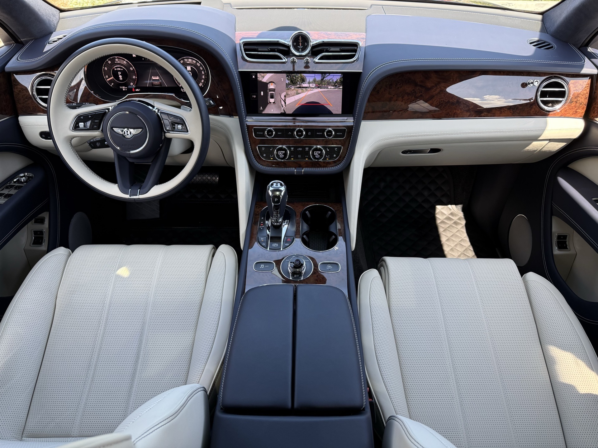 2024 Bentley Bentayga V8 photo 13