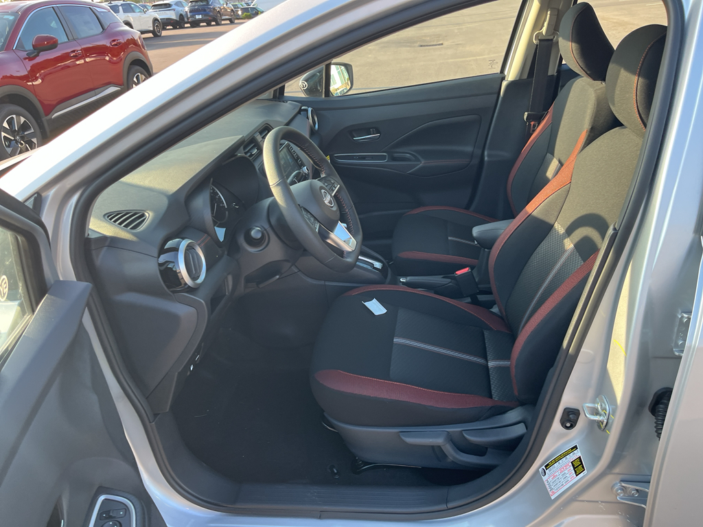 2025 Nissan Versa SR photo 4