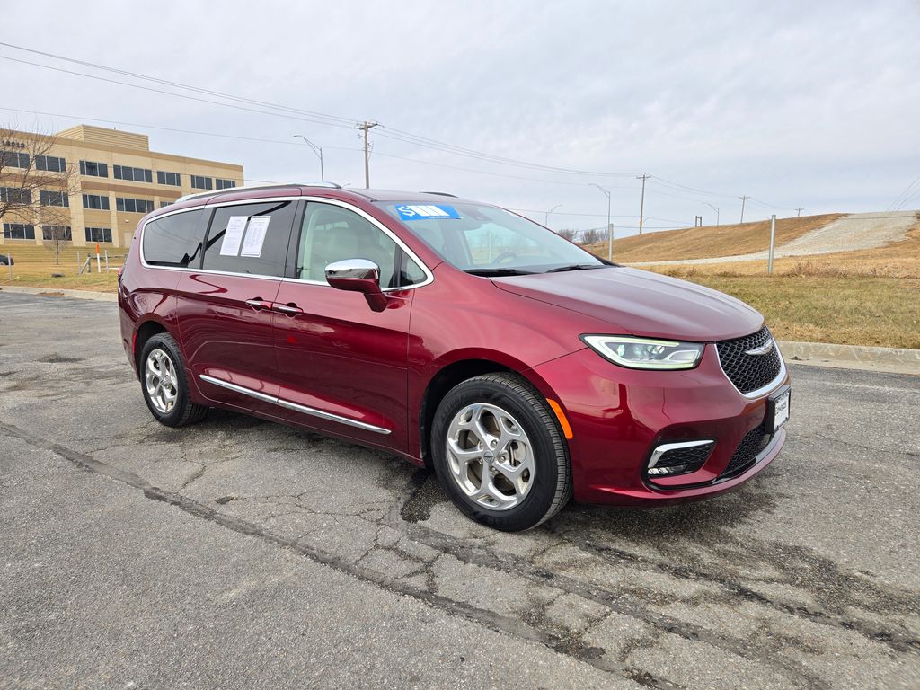 2021 Chrysler Pacifica Limited's photo