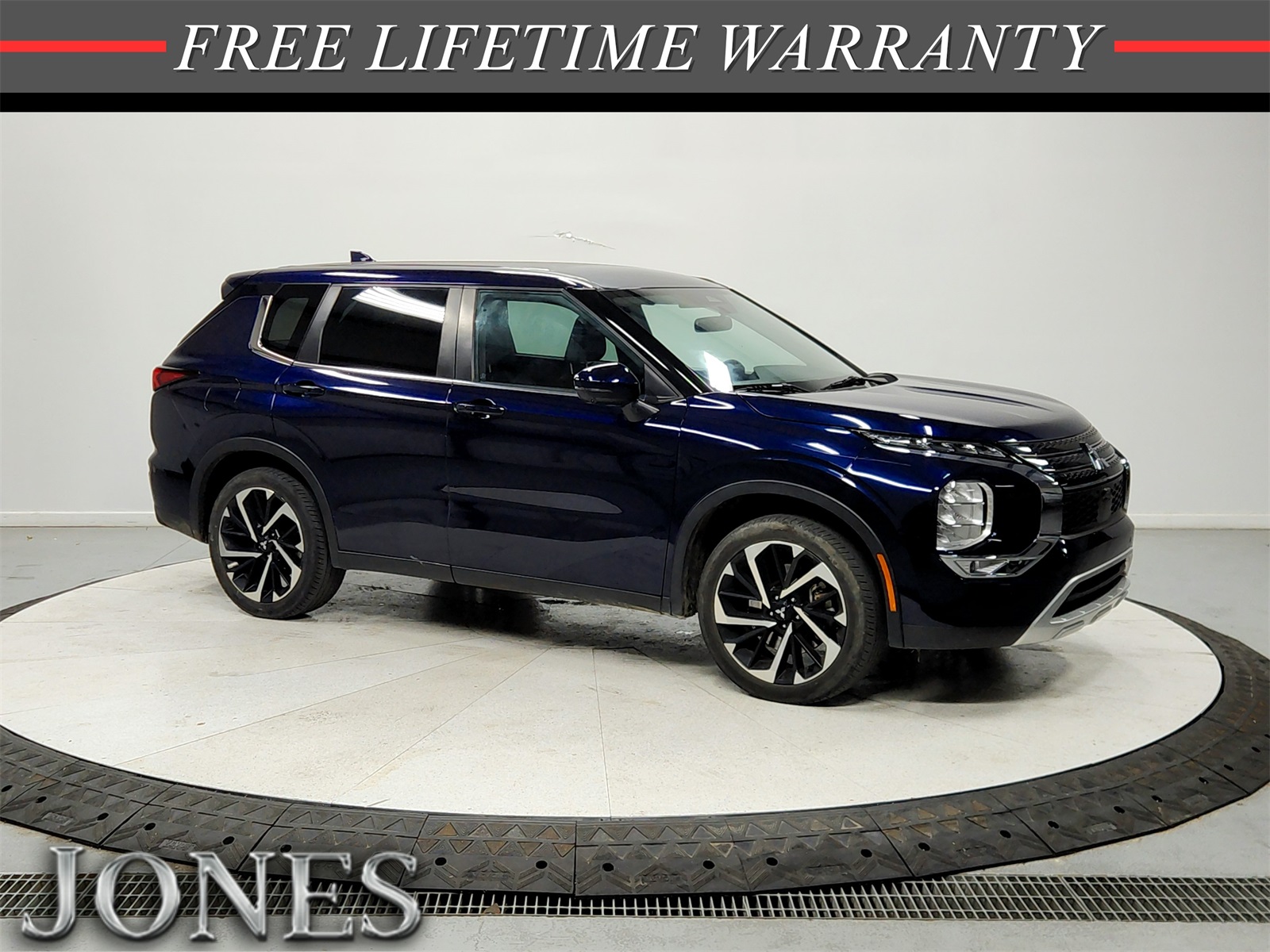 2022 Mitsubishi Outlander SE's photo